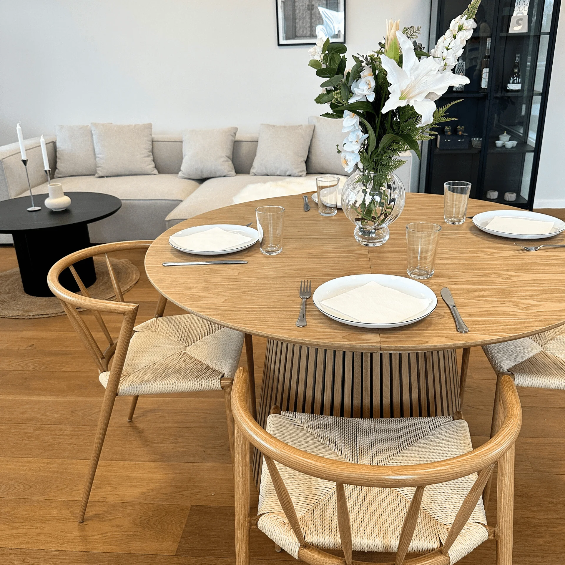 Bella chaise de salle à manger – Aspect chêne avec assise tressée - Image 10
