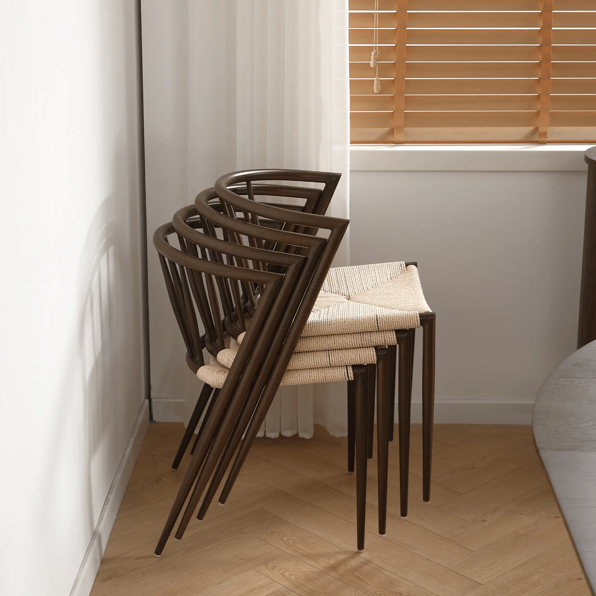 Bella chaise de salle à manger – Aspect chêne fumé avec assise tressée - Image 10