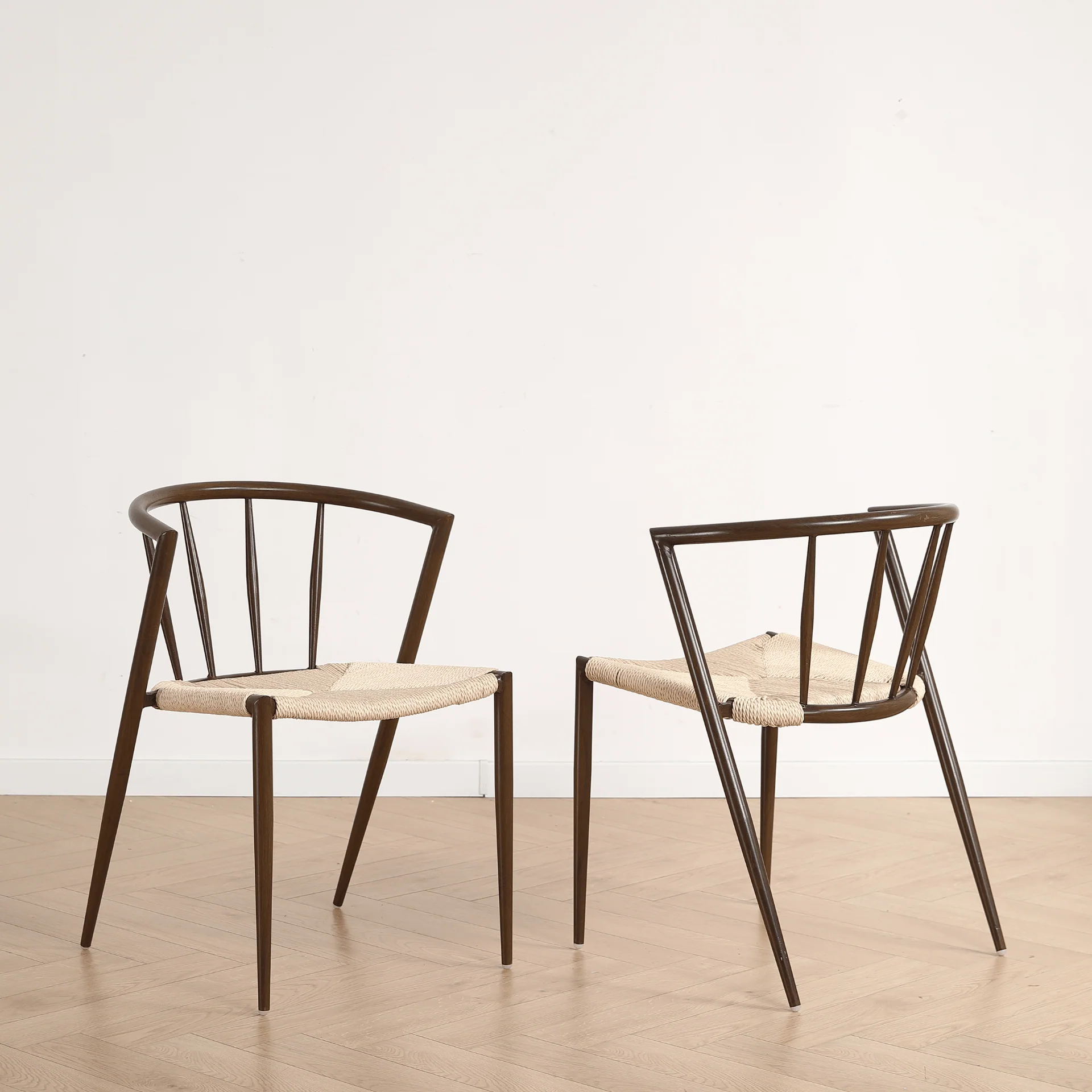 Bella chaise de salle à manger – Aspect chêne fumé avec assise tressée - Image 3