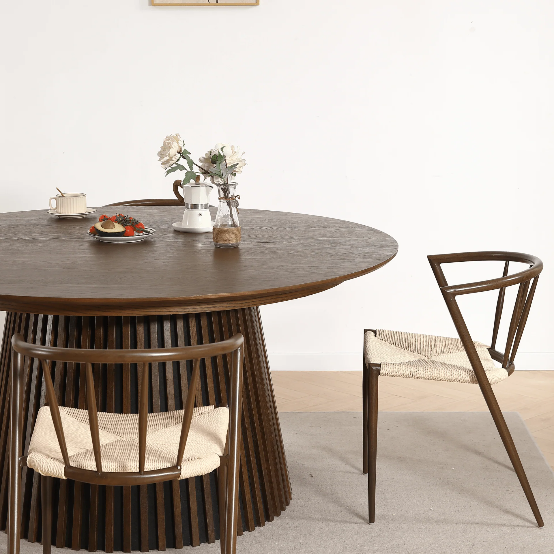 Bella chaise de salle à manger – Aspect chêne fumé avec assise tressée - Image 9