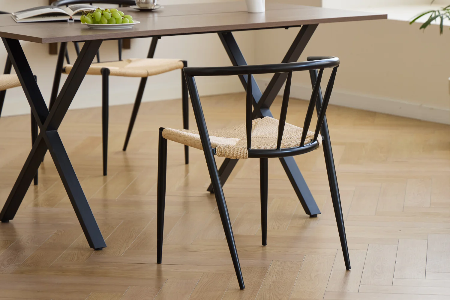 Bella - Chaise de salle à manger noire avec assise en rotin - Image 9