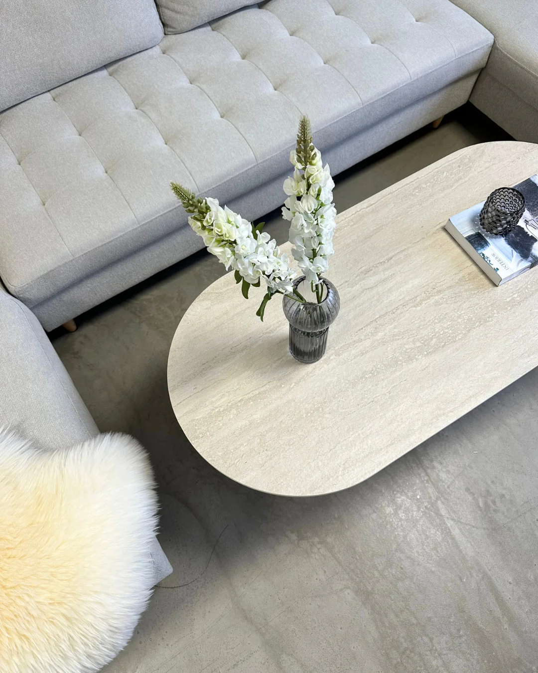 Bobby - Table basse ovale avec plateau en pierre beige clair et base en chêne 120x55x45 cm - Image 3