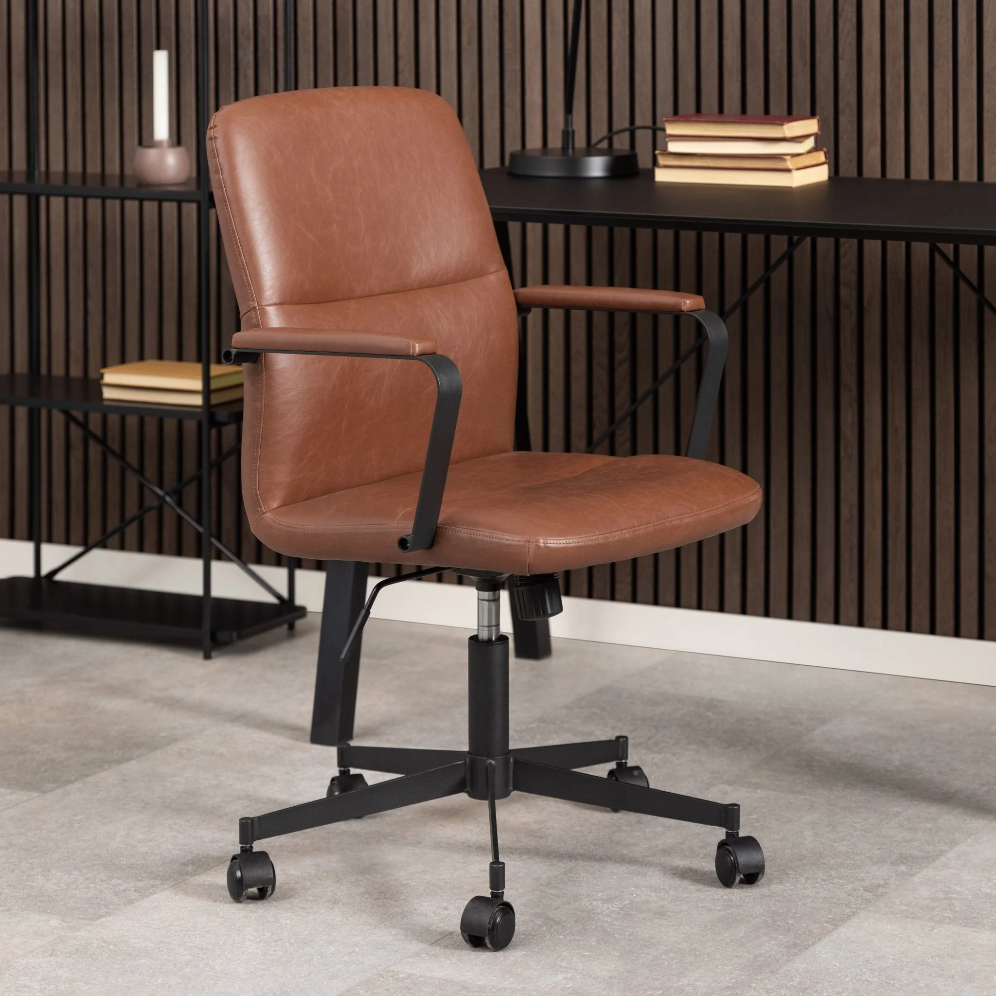 Chaise de bureau Flora avec accoudoirs en marron - Image 2
