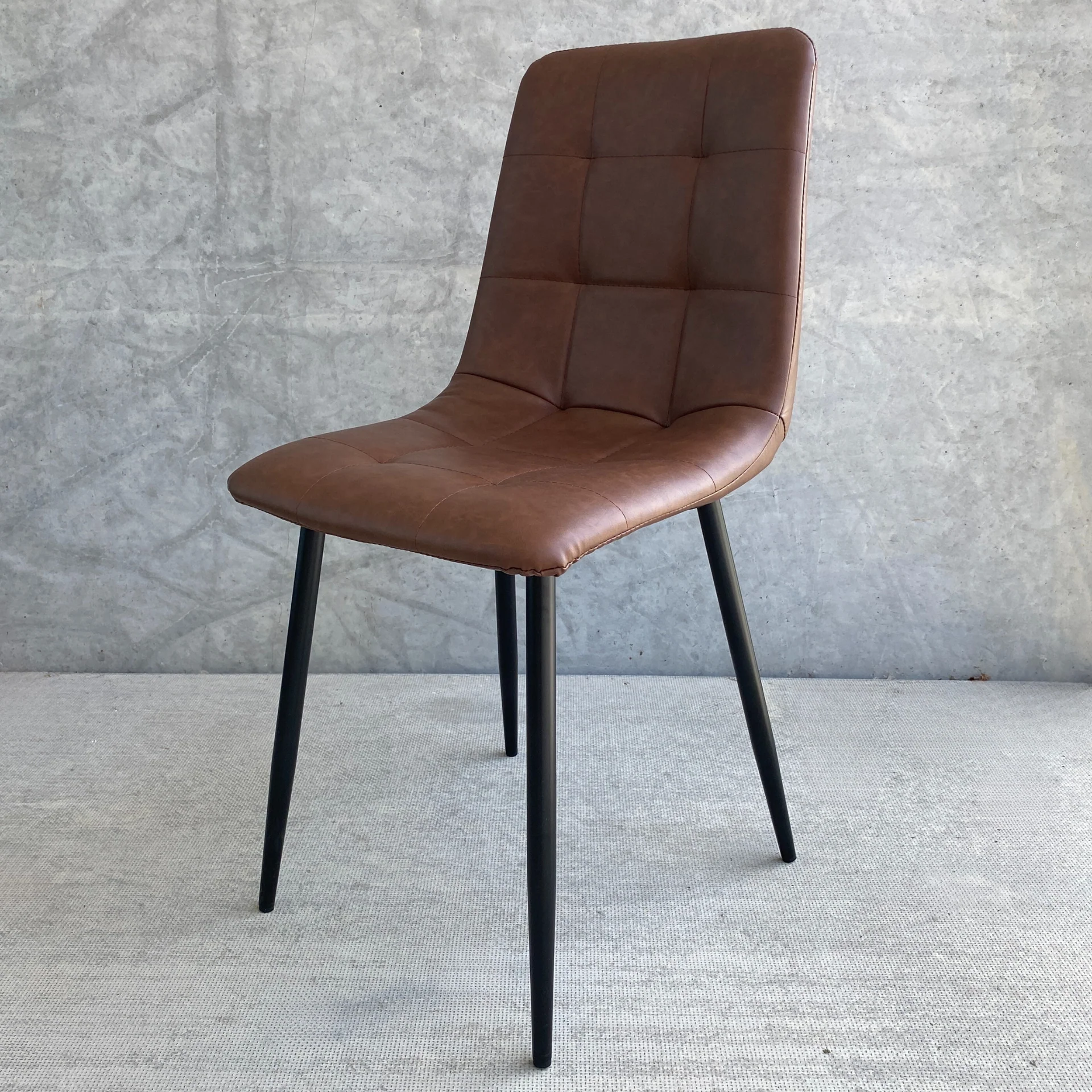 Jessi Chaise de salle à manger - Cuir synthétique brun avec pieds en métal noir - Image 4
