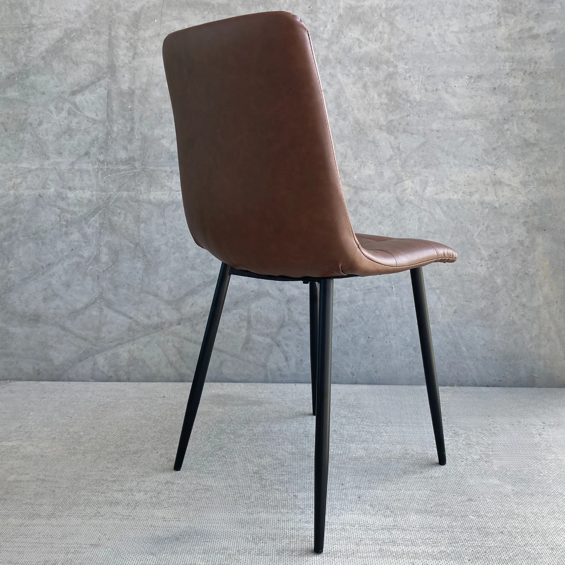 Jessi Chaise de salle à manger - Cuir synthétique brun avec pieds en métal noir - Image 5