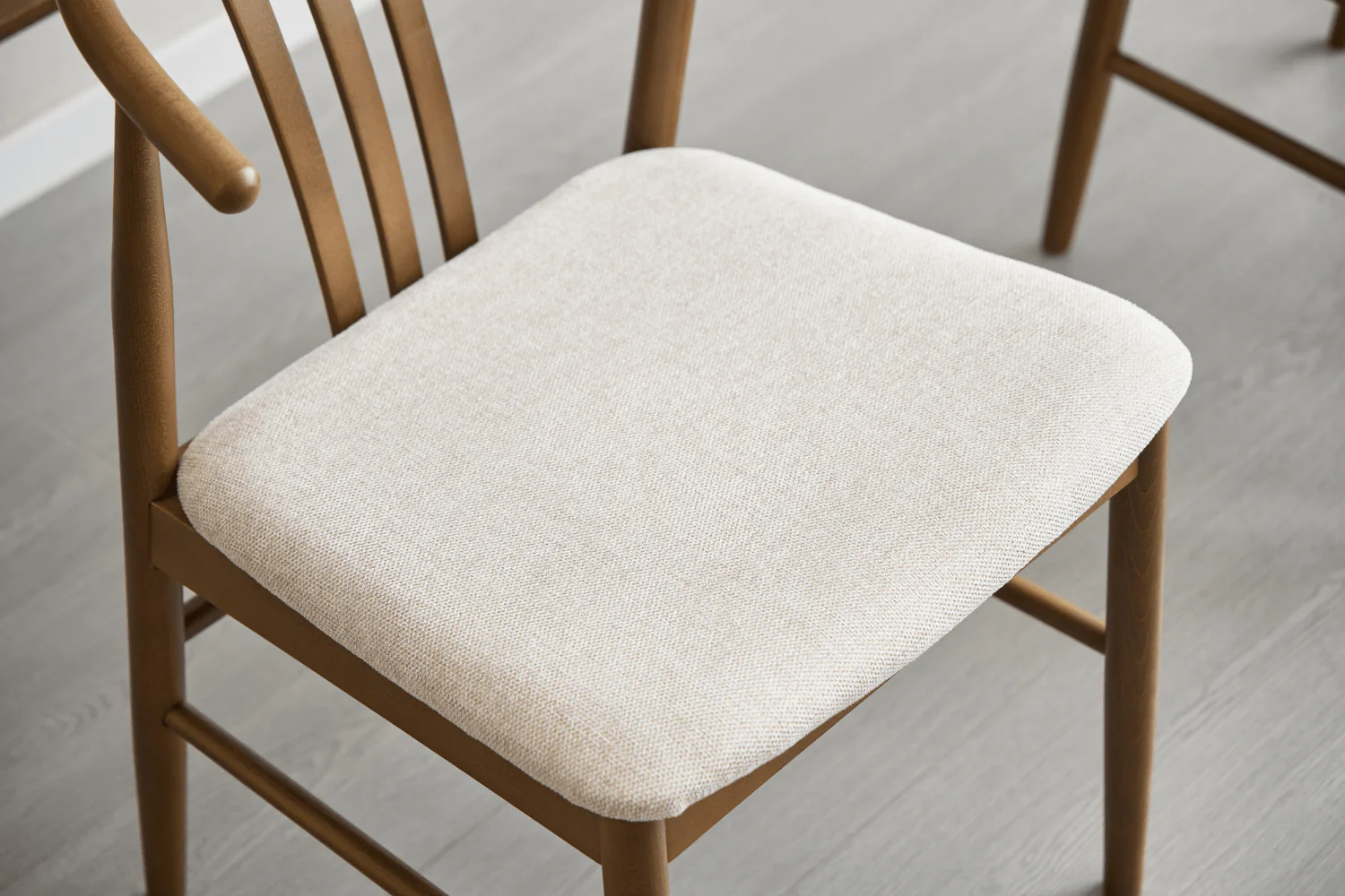 Lizzie Chaise de salle à manger en hêtre fumé avec assise tapissée en beige - Image 10