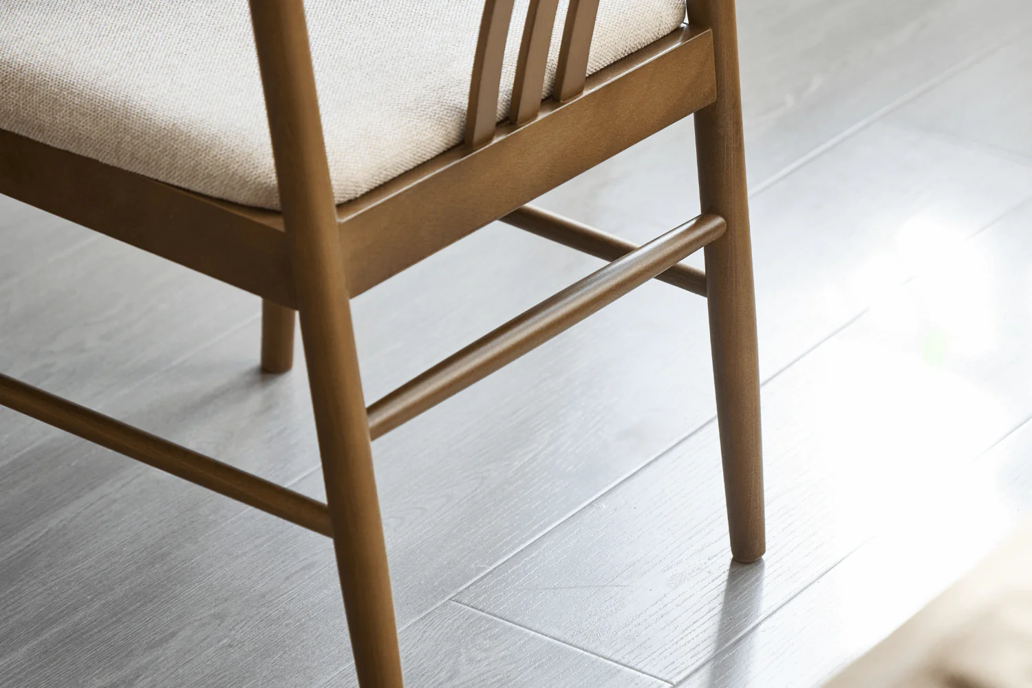 Lizzie Chaise de salle à manger en hêtre fumé avec assise tapissée en beige - Image 6