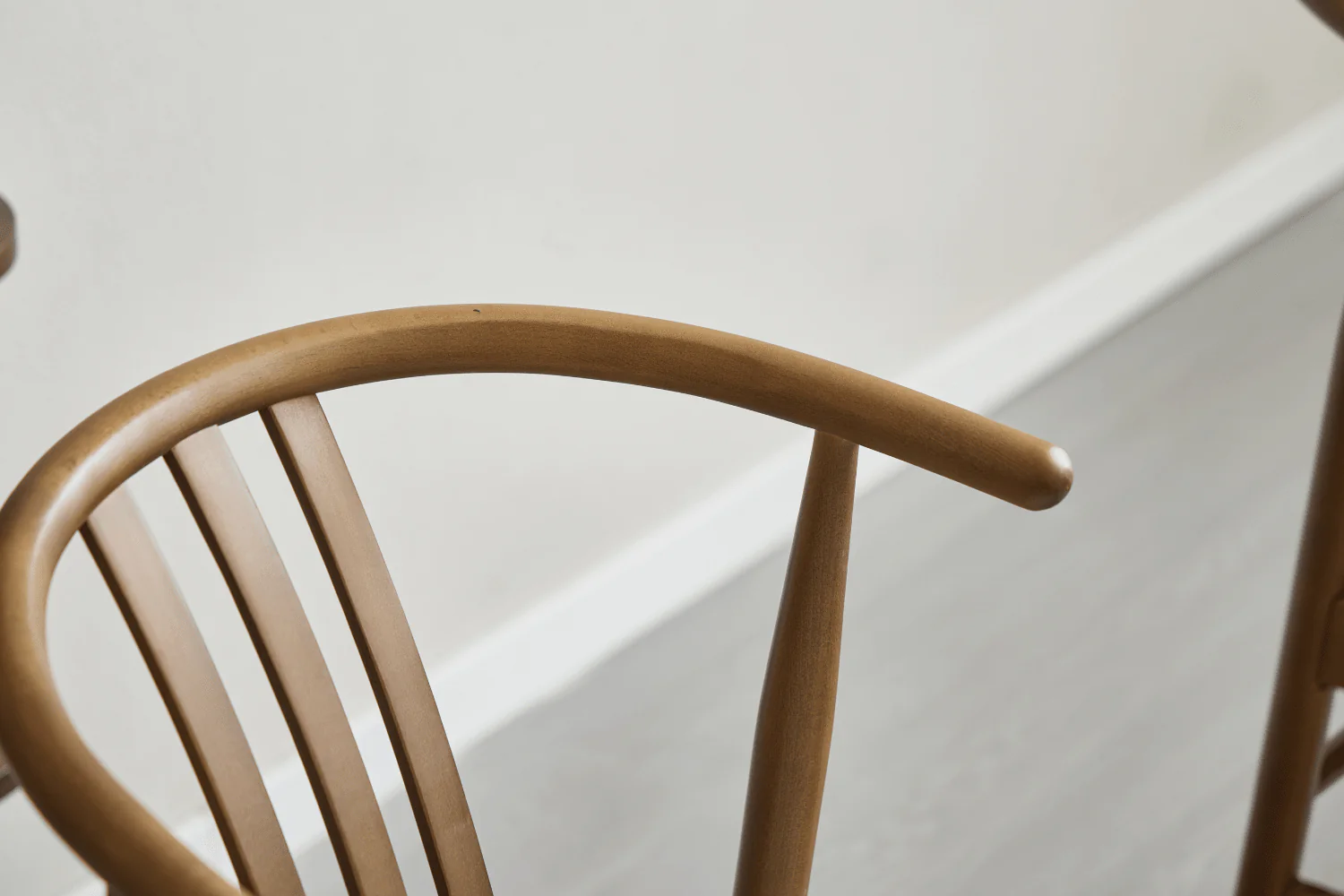 Lizzie Chaise de salle à manger en hêtre fumé avec assise tapissée en beige - Image 9