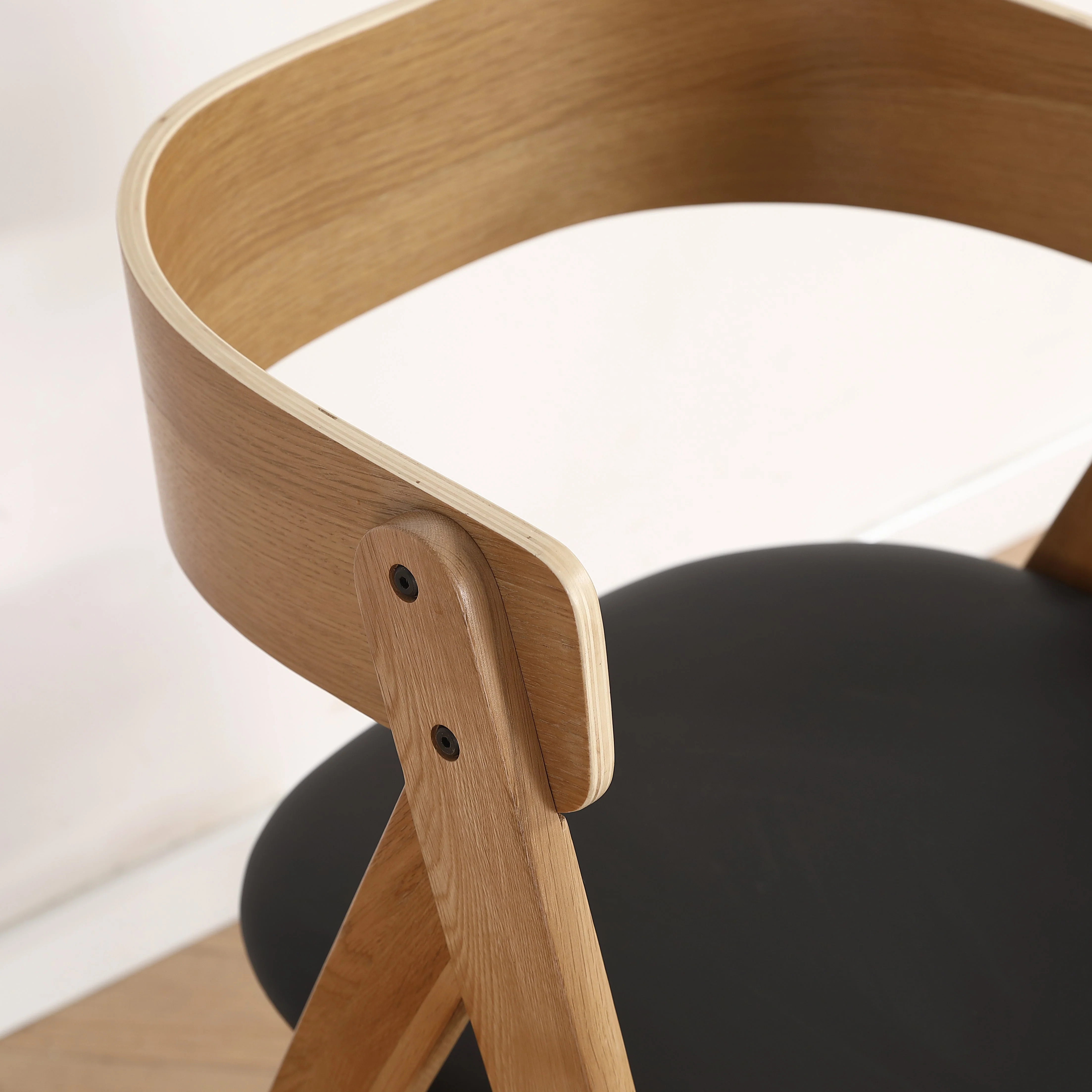 Chaise en bois Samantha en chêne avec assise en PU noire - Image 6