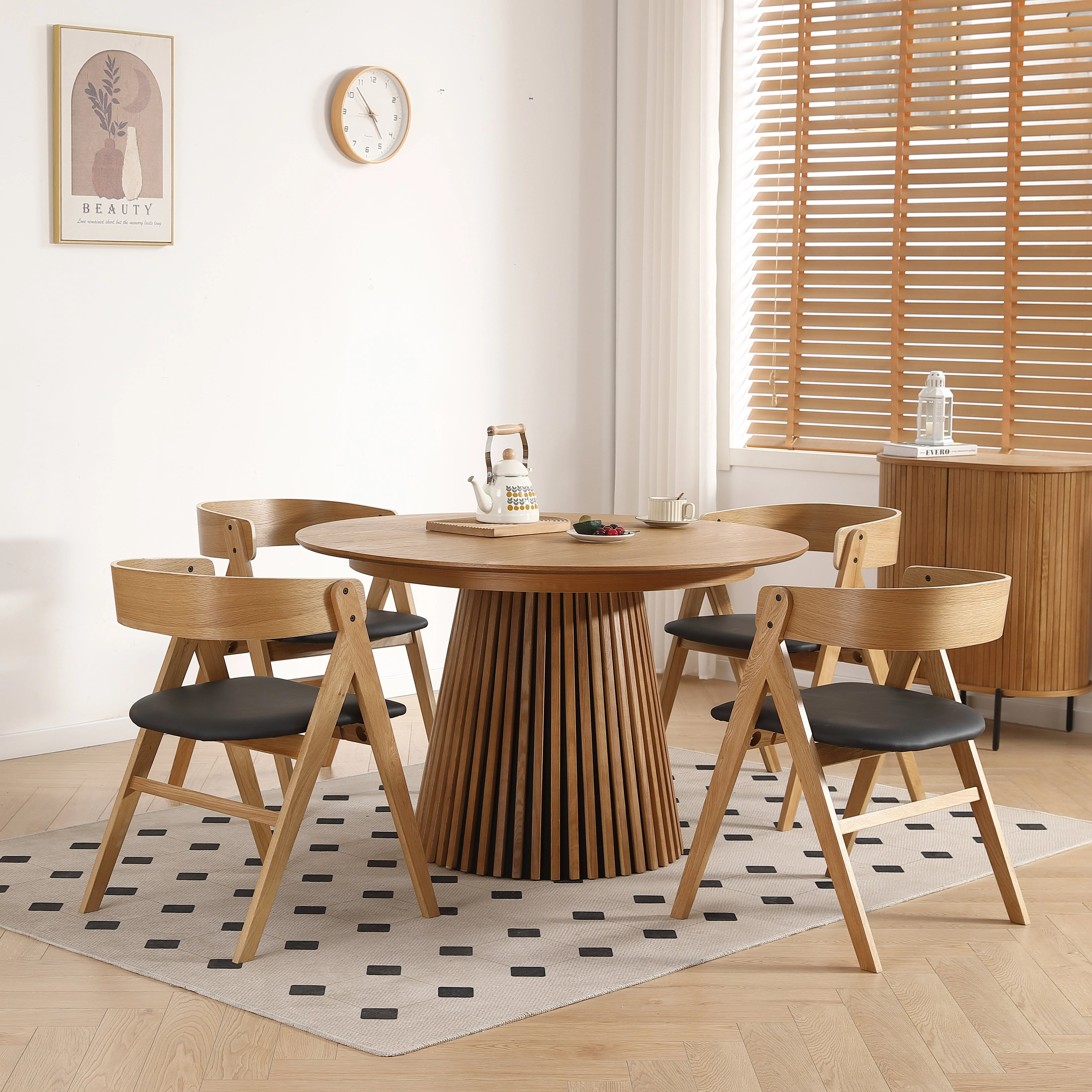 Chaise en bois Samantha en chêne avec assise en PU noire - Image 7