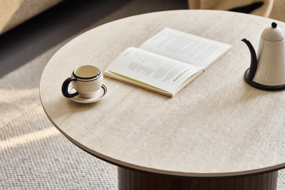 Enzo - Table basse avec plateau en pierre et pied en lamelles de chêne fumé Ø78 cm - Image 7