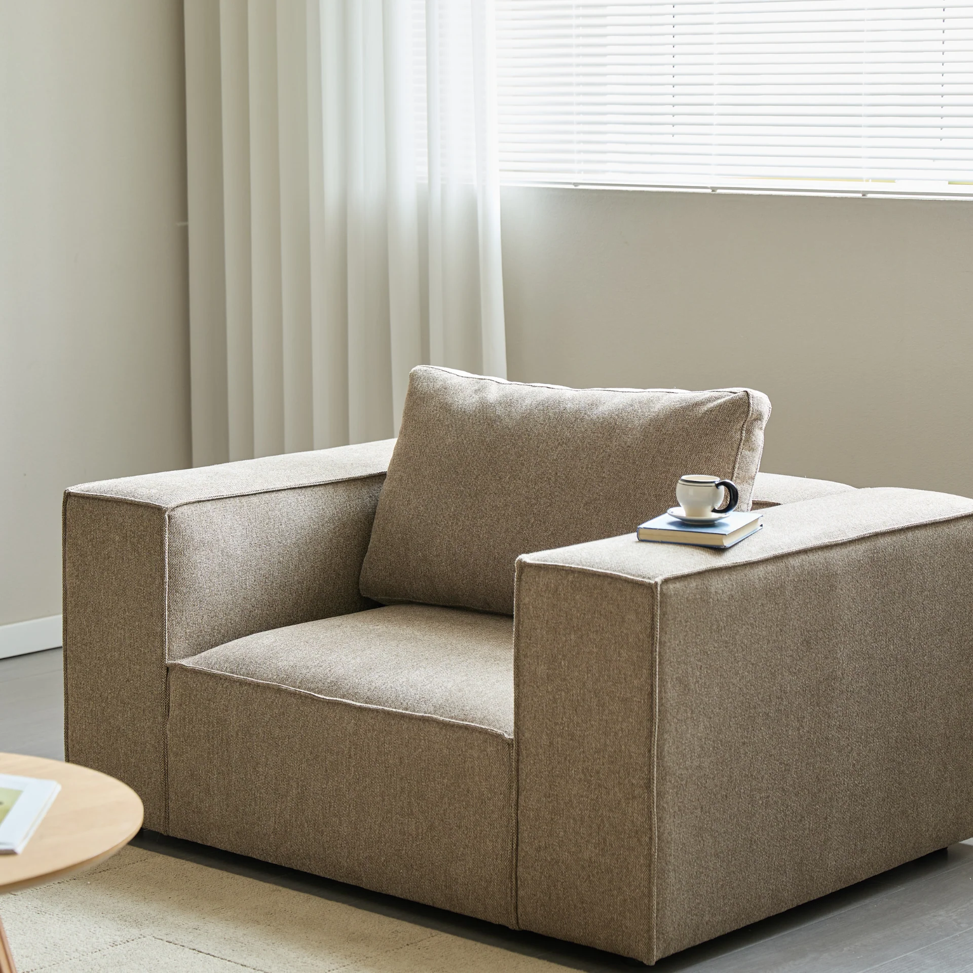 Hailey Fauteuil en sable L : 136 × P : 100 × H : 64 cm - Image 9