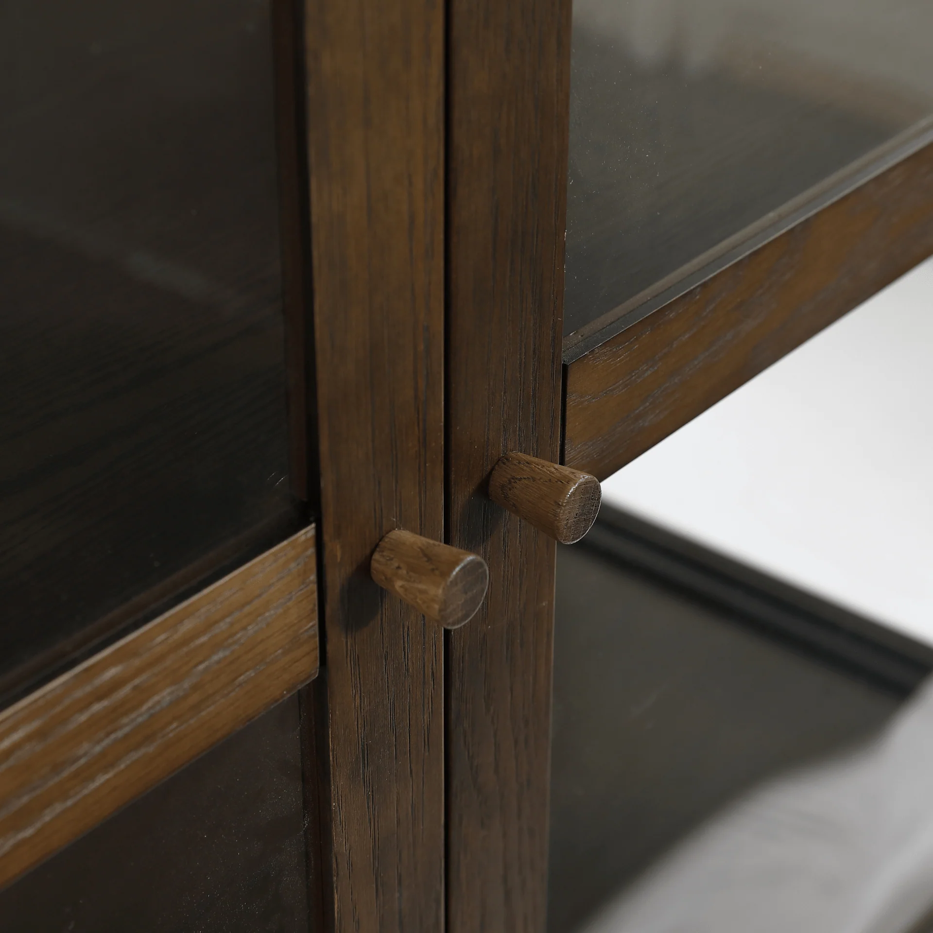Havana - Vitrine en chêne fumé avec 2 portes - 180 x 40 x 100 cm - Image 6
