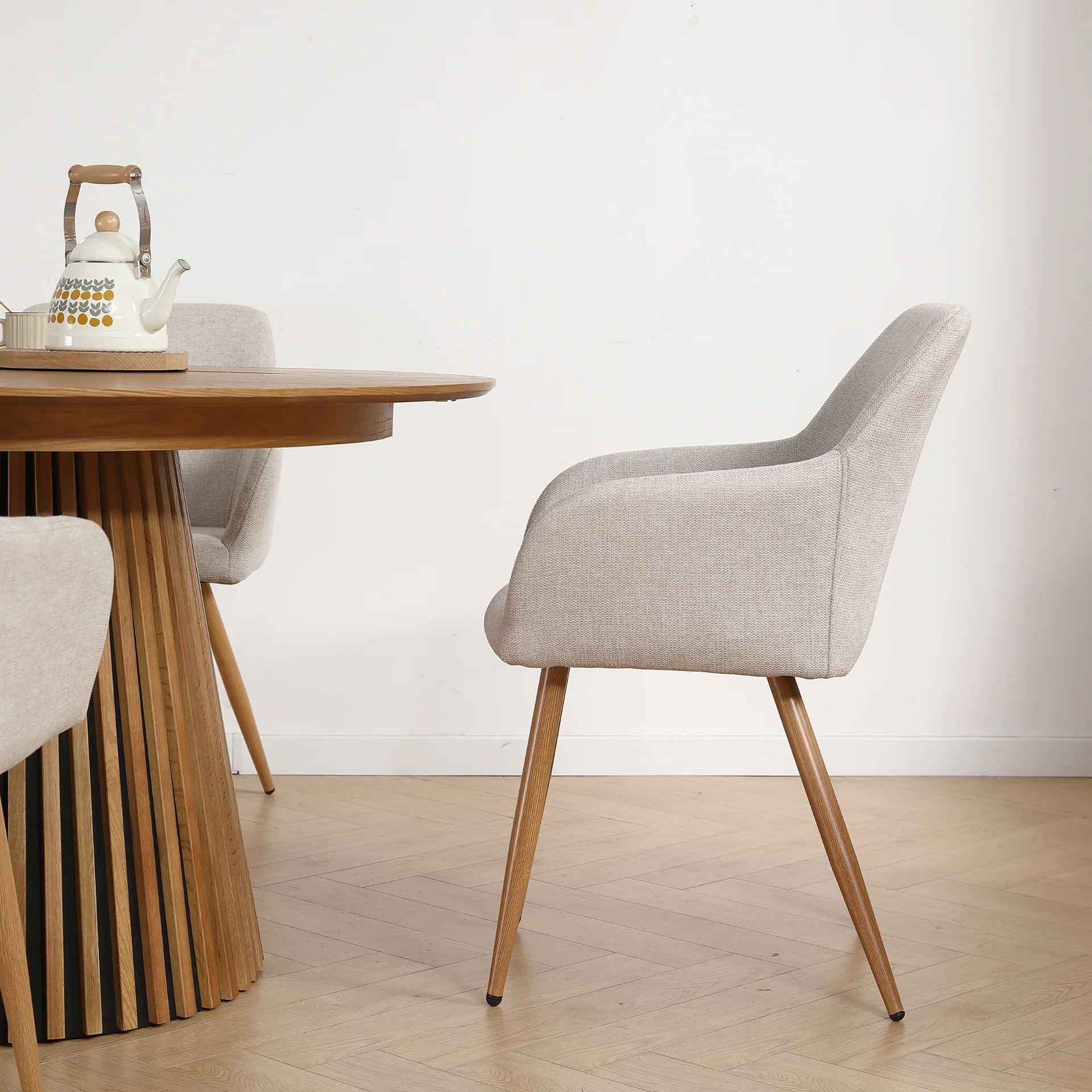 Jenna - Chaise de salle à manger en tissu beige avec aspect chêne - Image 4