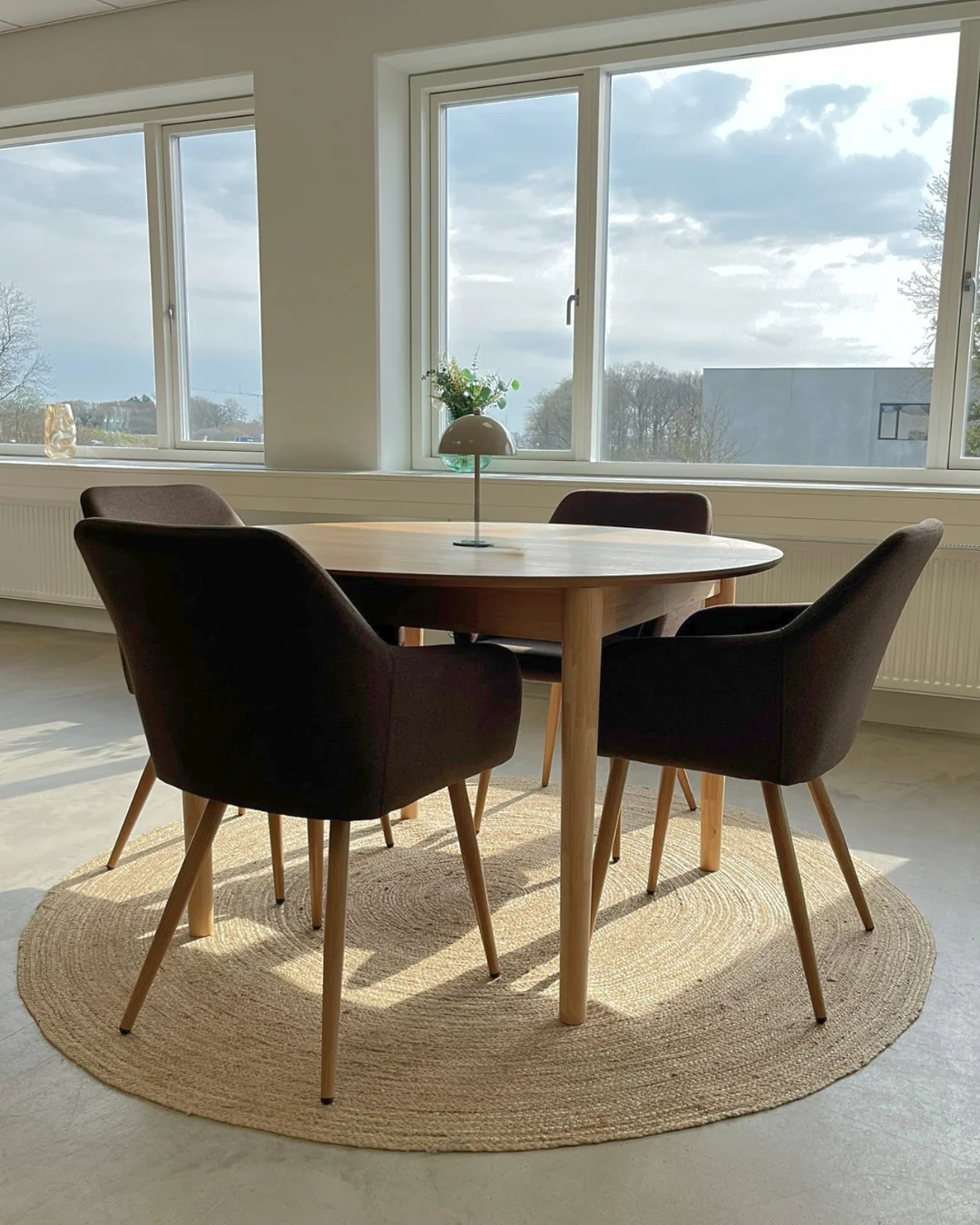 Jenna - Chaise de salle à manger en tissu marron avec aspect chêne - Image 2