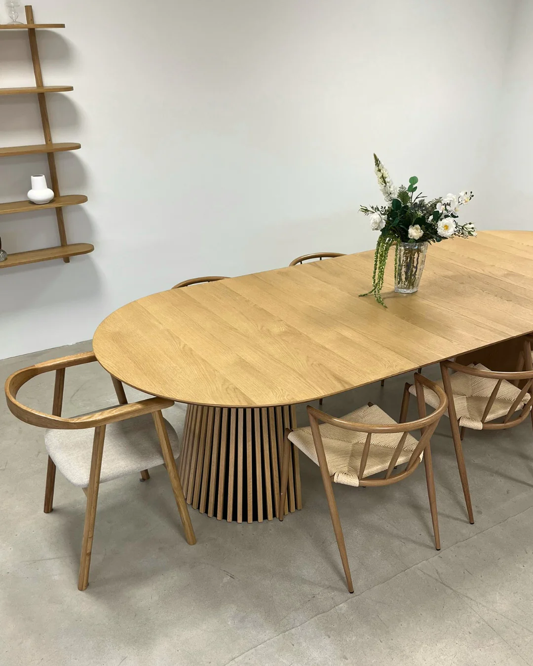 Lewis – Table à manger ovale à lattes en placage chêne avec rallonge 200/250/300 cm – 2 rallonges incluses - Image 6