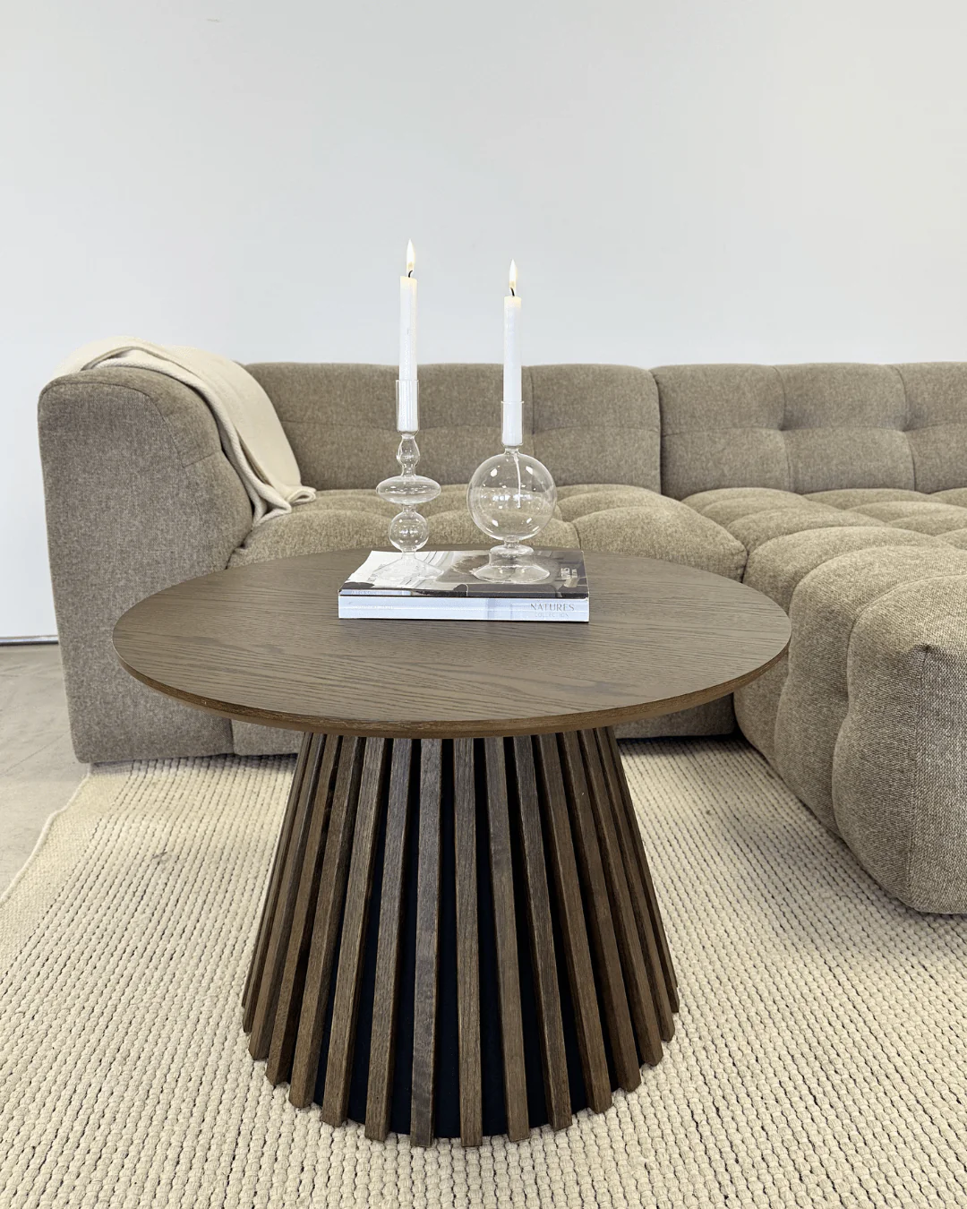 Lewis table basse à lattes chêne fumé Ø70 cm - Image 3