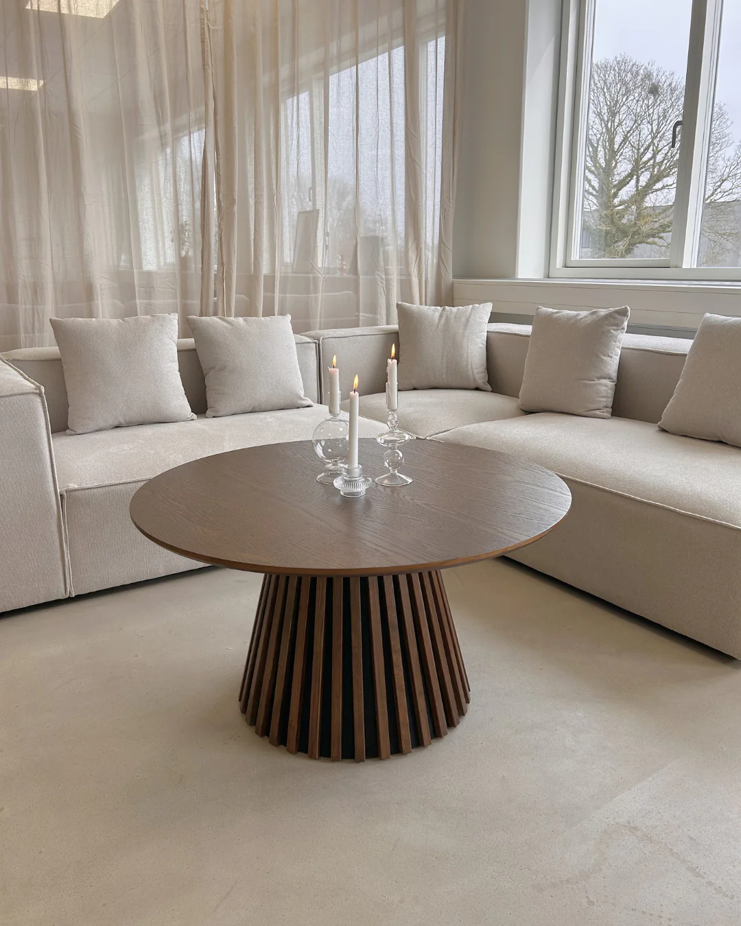 Lewis table basse à lattes Ø90 cm en placage chêne fumé - Image 2