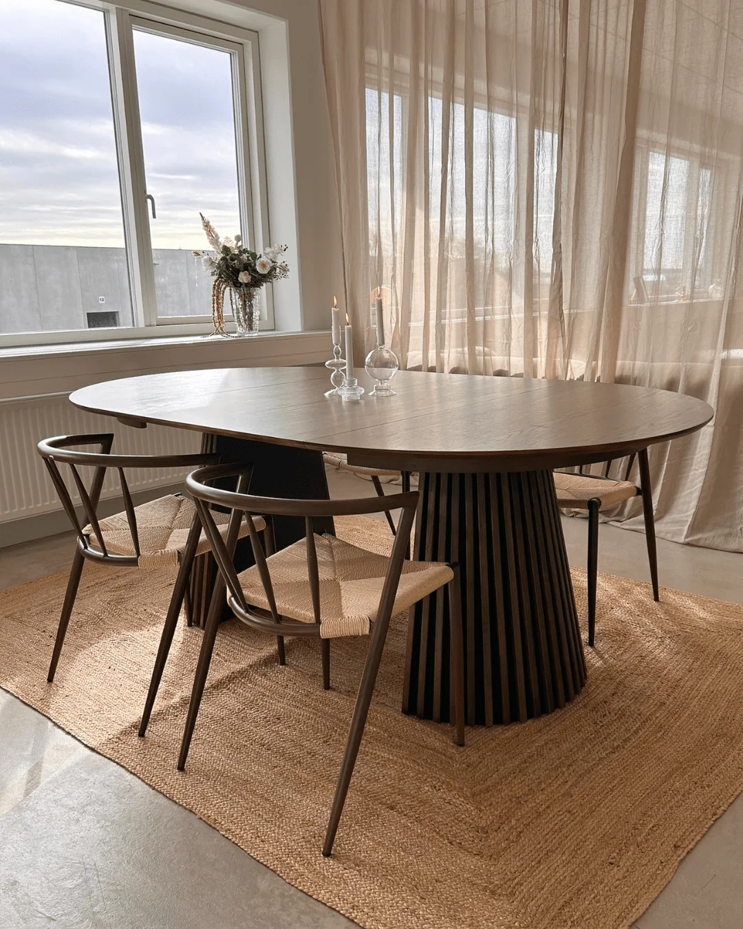 Lewis - Table de salle à manger ronde à lattes en placage chêne fumé avec rallonge 100/140/180 cm - 2x rallonges incluses - Image 3