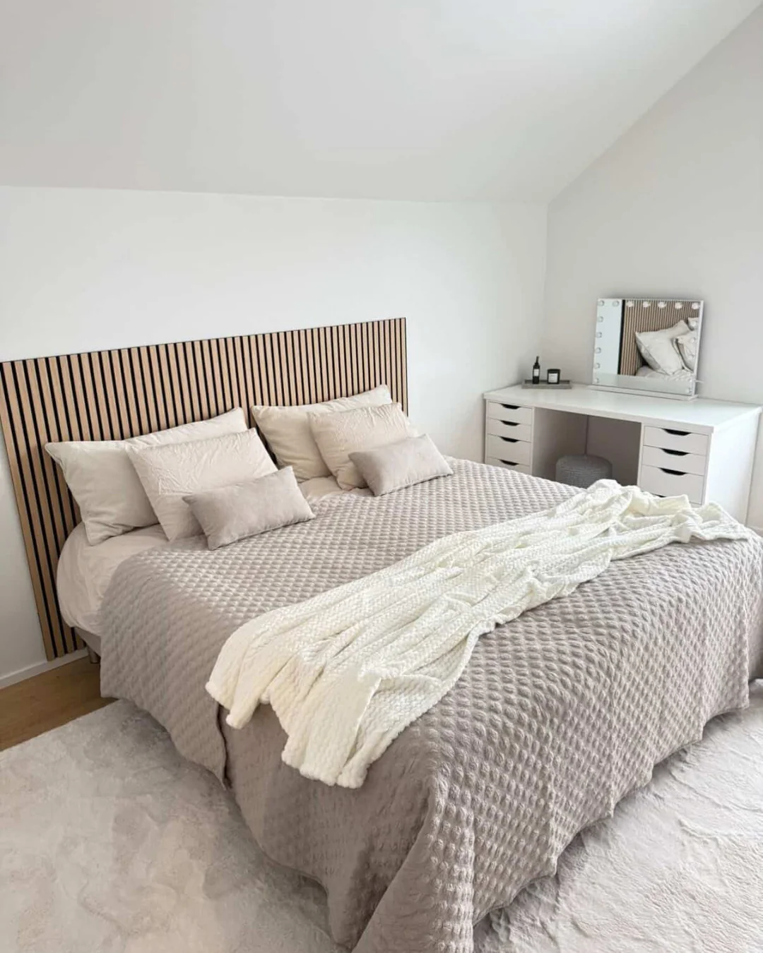 Lit boxspring beige 180x200 cm avec surmatelas en mousse PU 4 cm, pieds chromés inclus - Image 3