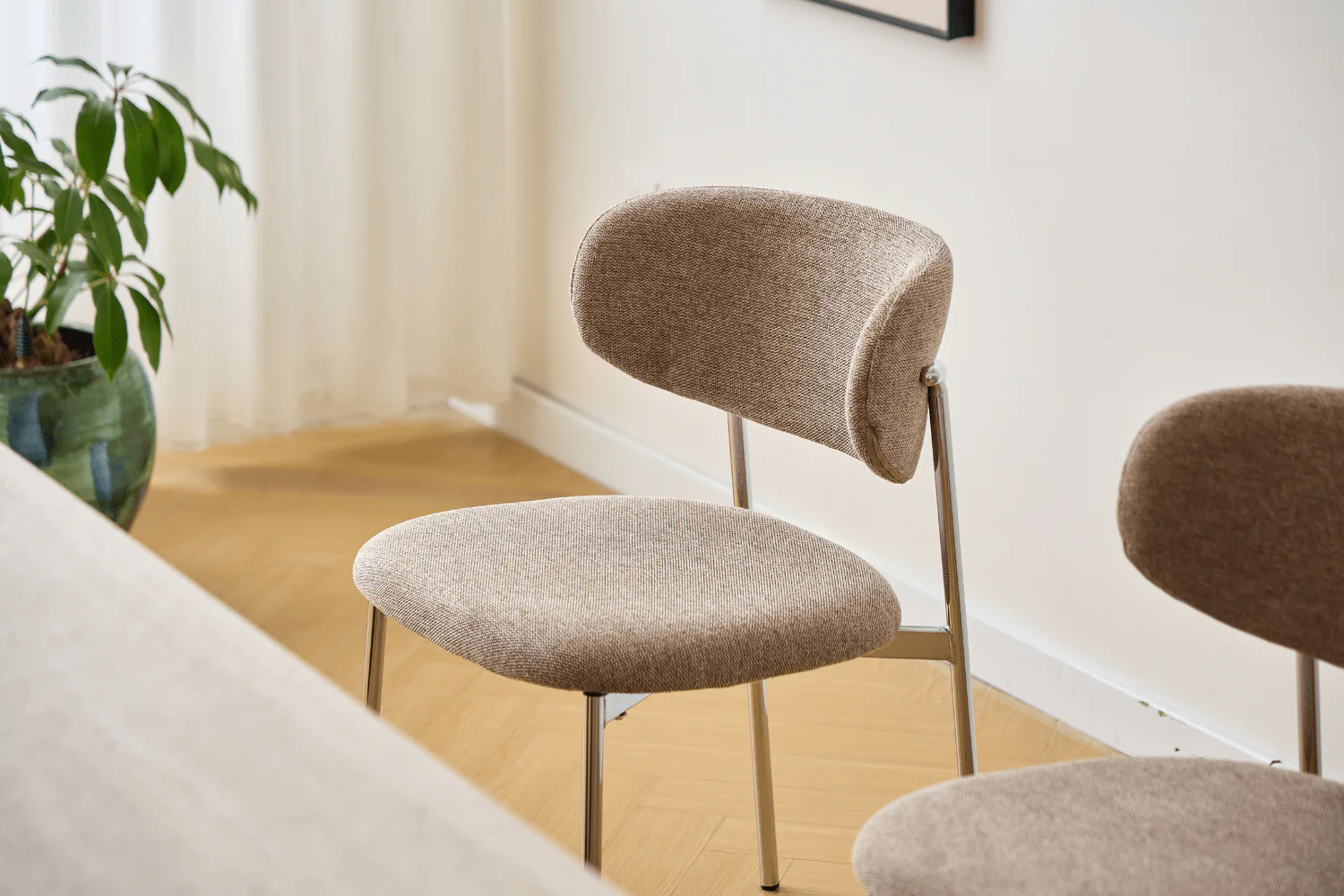 Lucinda chaise de table de salle à manger en chrome avec textile sable - Image 9