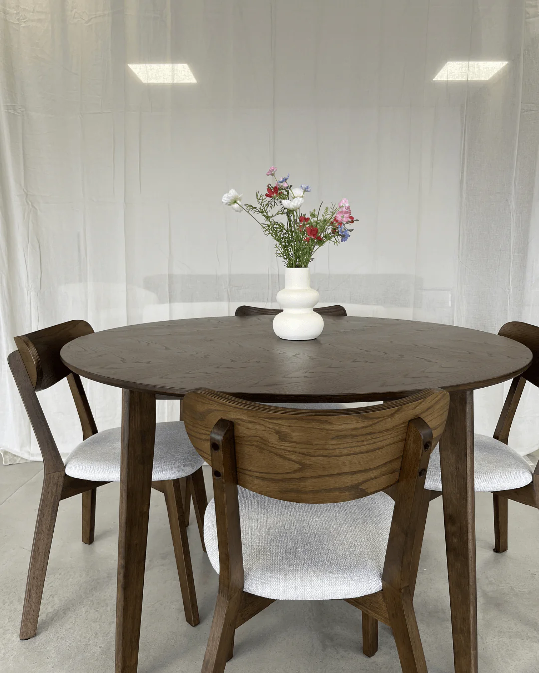 Miles – Table à manger ronde Ø120 cm en placage chêne fumé avec motif en chevrons - Image 3
