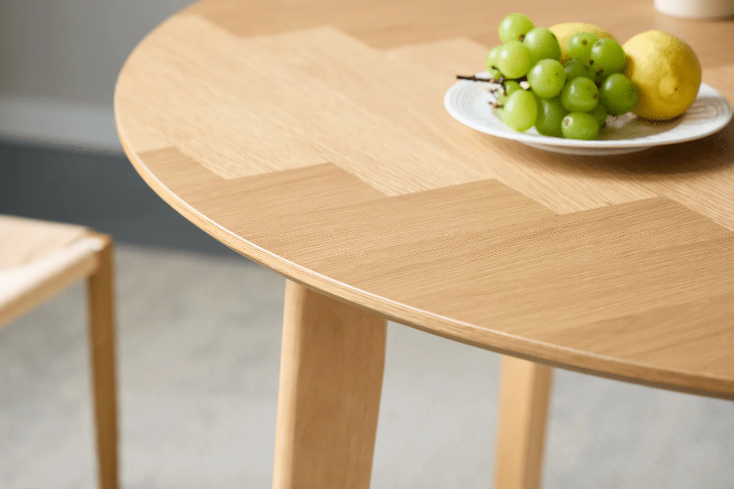 Miles - Table de salle à manger ronde Ø120 cm en placage de chêne huilé avec motif à chevrons - Image 9