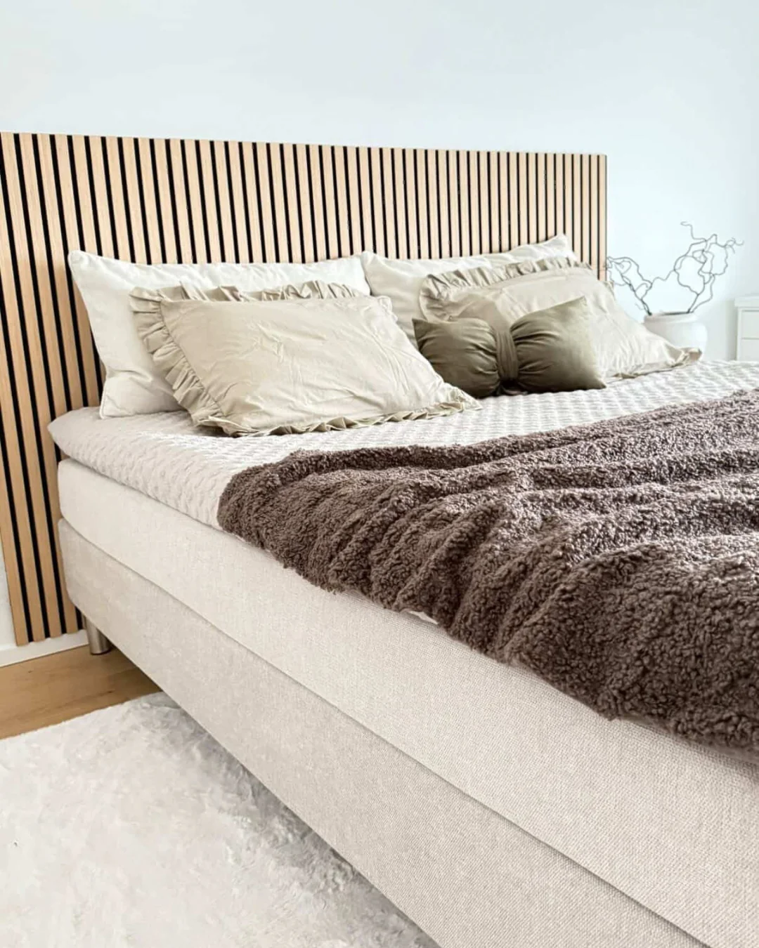 Premium lit boxspring beige 180x200 cm avec surmatelas en mousse à mémoire de forme 7 cm, pieds chromés inclus - Image 5