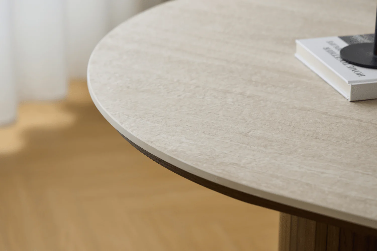 Table de salle à manger ovale Enzo avec plateau en pierre beige et sommier à lattes en chêne fumé 220x100x76 cm - Image 4