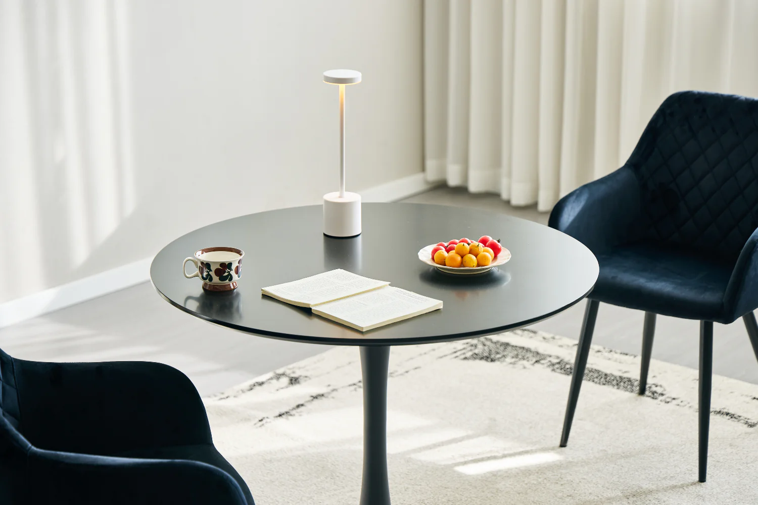 Table de salle à manger ronde Diego en noir avec base en trompette Ø90 cm - Image 4