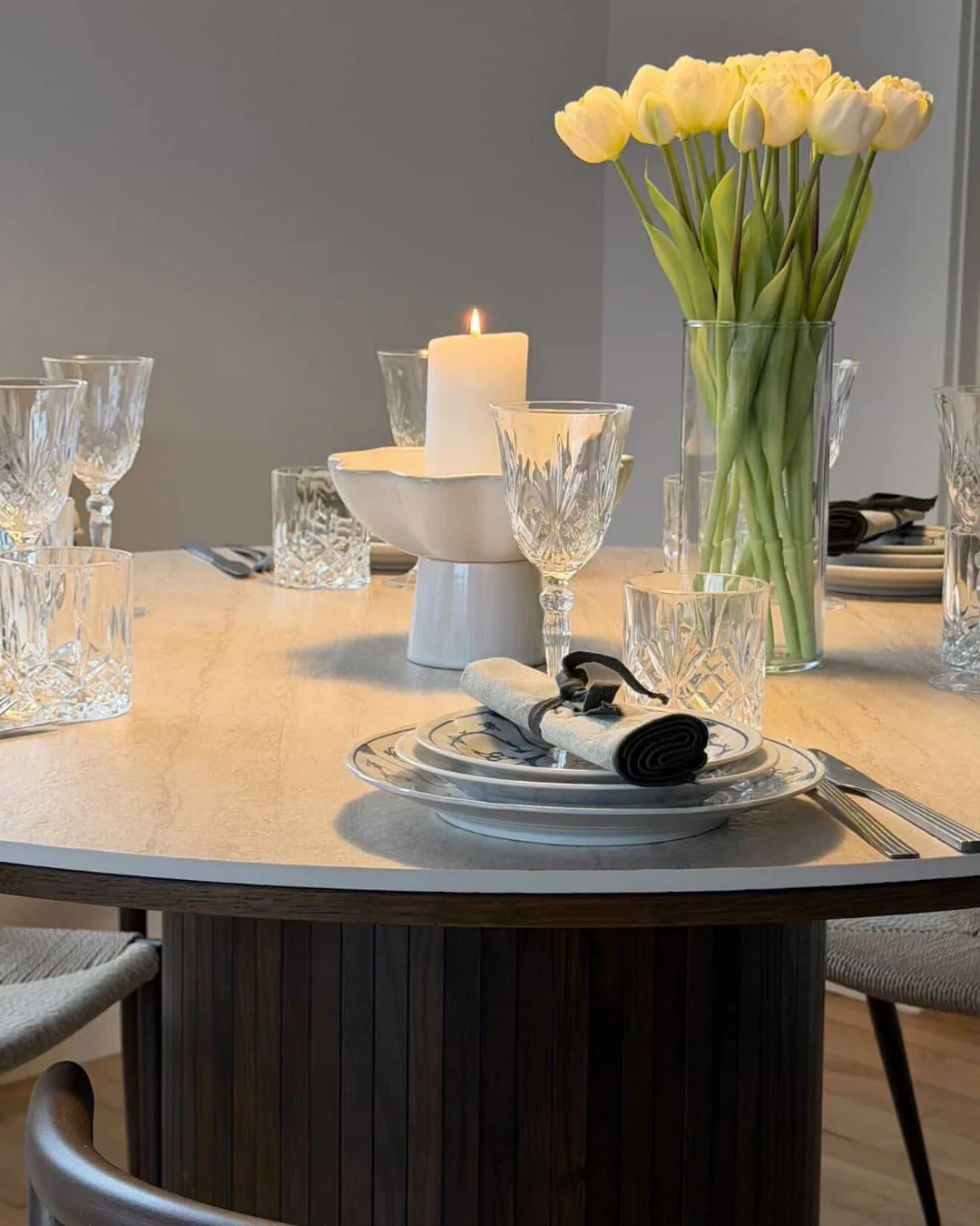 Enzo table de salle à manger ronde avec plateau en pierre beige et sommier à lattes en chêne fumé Ø120 cm - Image 10