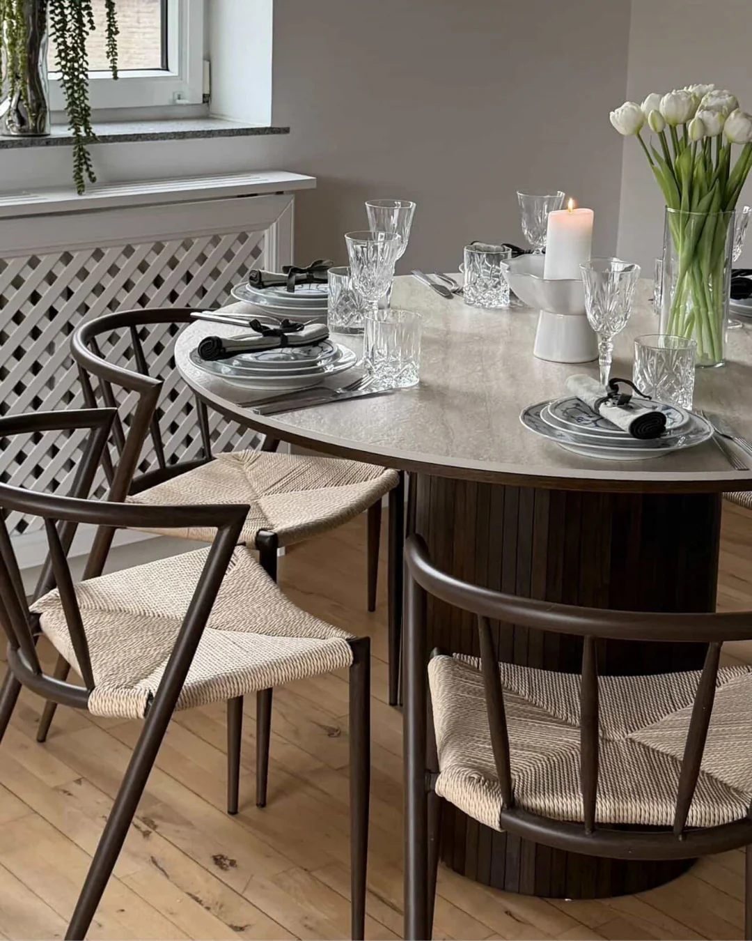 Enzo table de salle à manger ronde avec plateau en pierre beige et sommier à lattes en chêne fumé Ø120 cm - Image 2