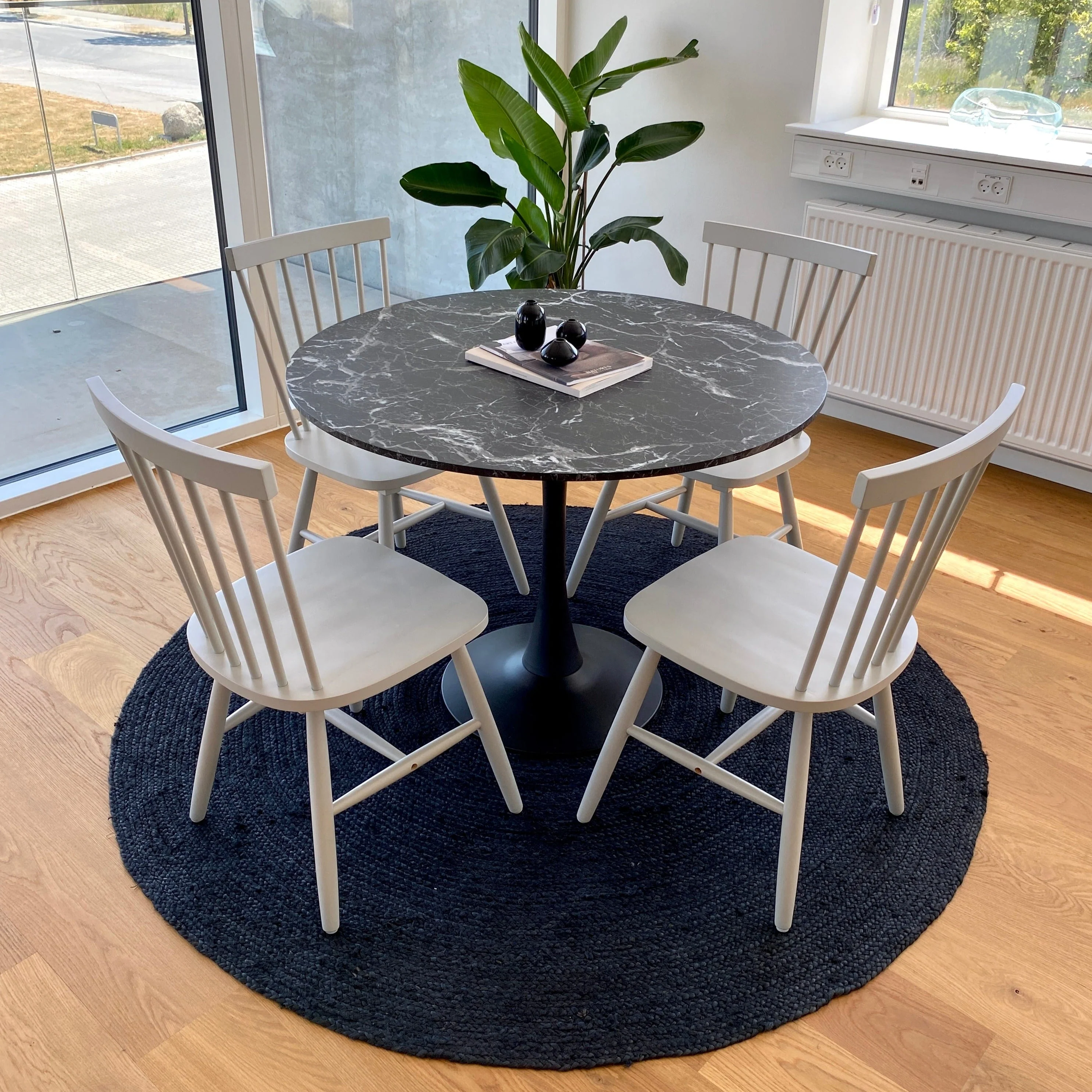 Zander - Table de salle à manger ronde en aspect marbre noir avec pied en trompette Ø100 cm - Image 3
